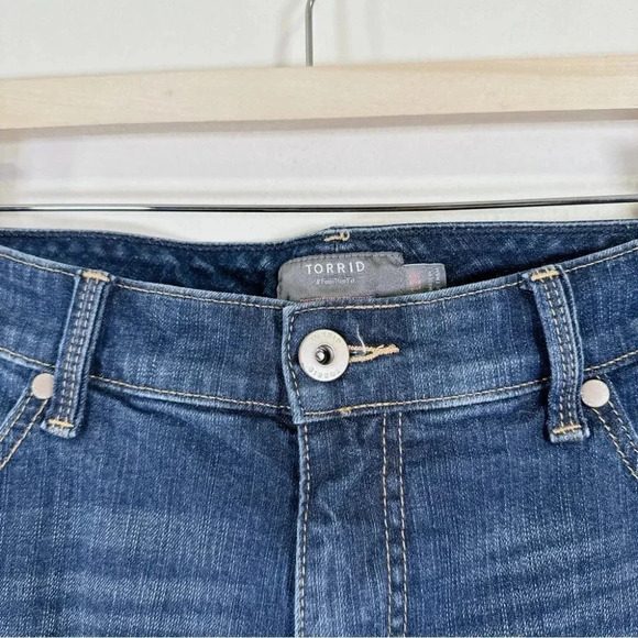 Torrid Boyfriend Straight Vintage  Stretch Mid-Rise Jean - Picture 8 of 14